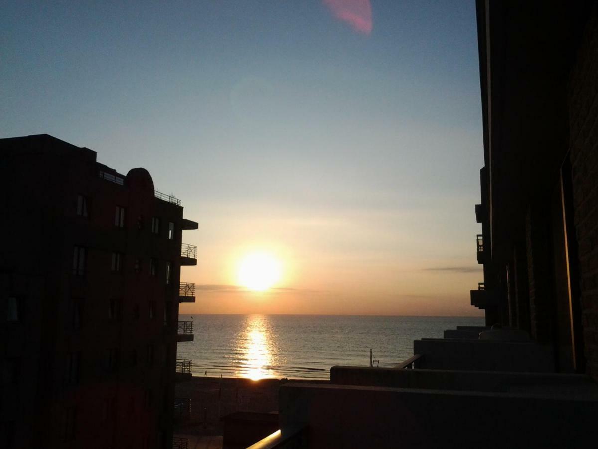Zonnig Appartement Met Zeezicht Koksijde Exteriör bild